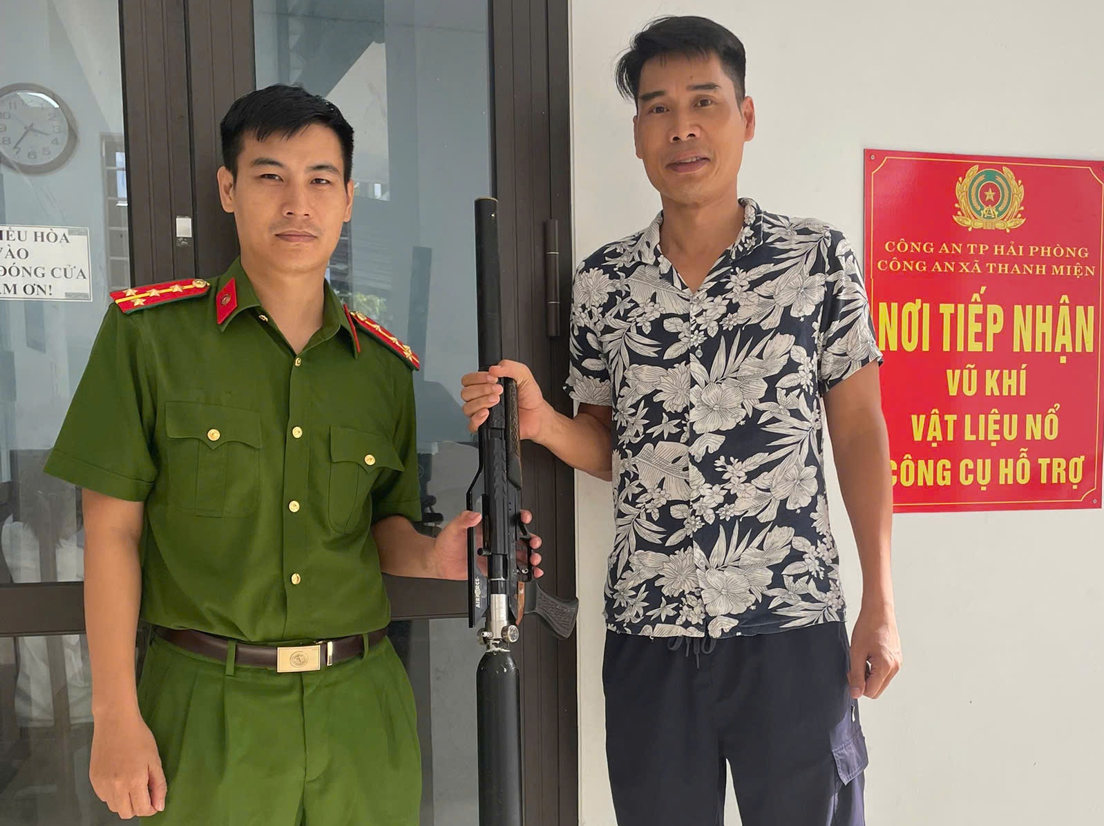 Công an xã Thanh Miện: Tích cực vận động Nhân dân tự nguyện giao nộp vũ khí, vật liệu nổ, công cụ hỗ trợ